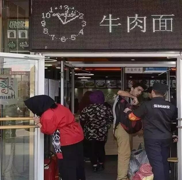 吃碗牛肉面也要進行安全檢查，可見網友所言非虛